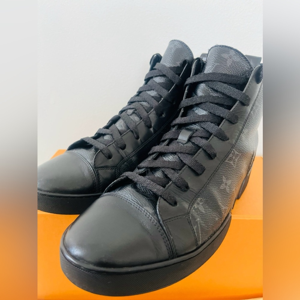 Louis Vuitton Unisex Sneakers - Picture 3 of 10